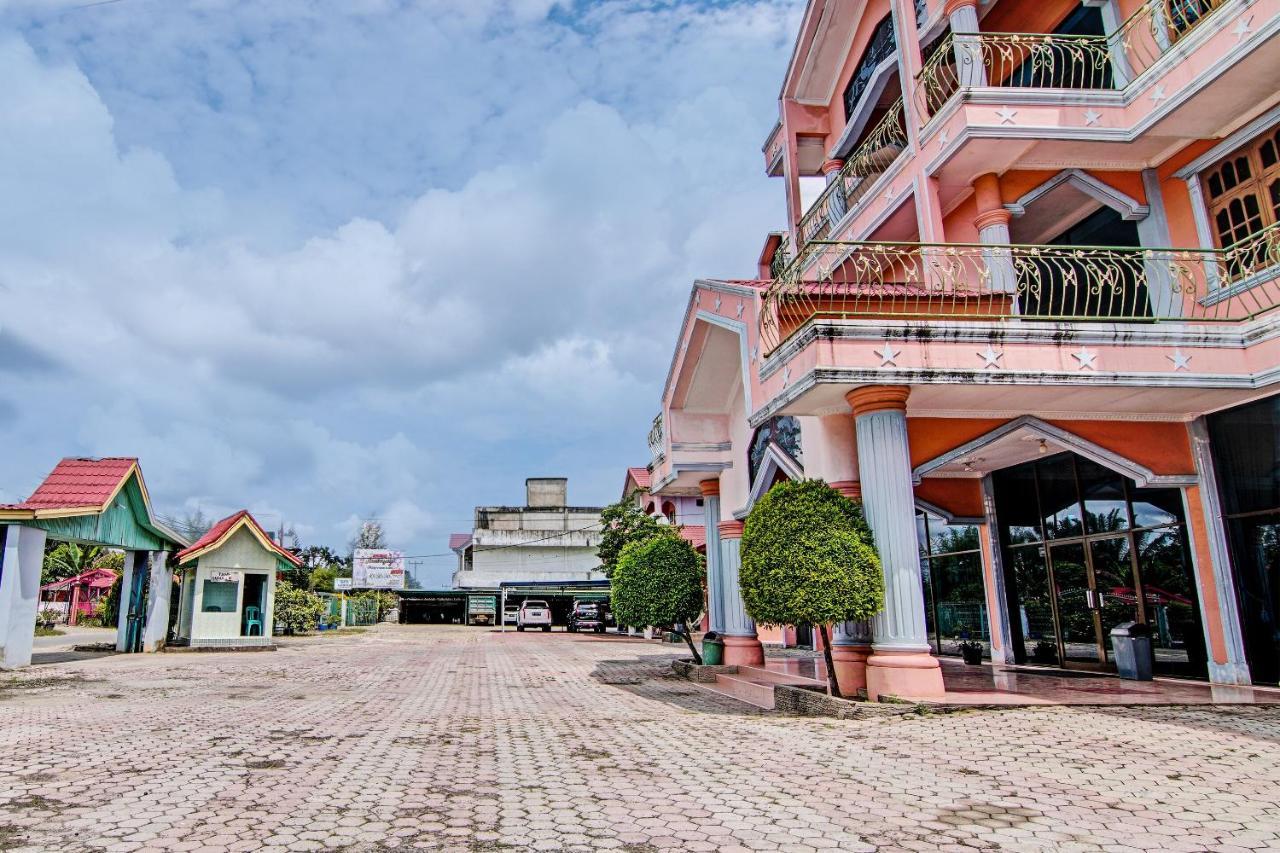 Oyo 92551 Netra Hotel Ujunbatu Exterior foto