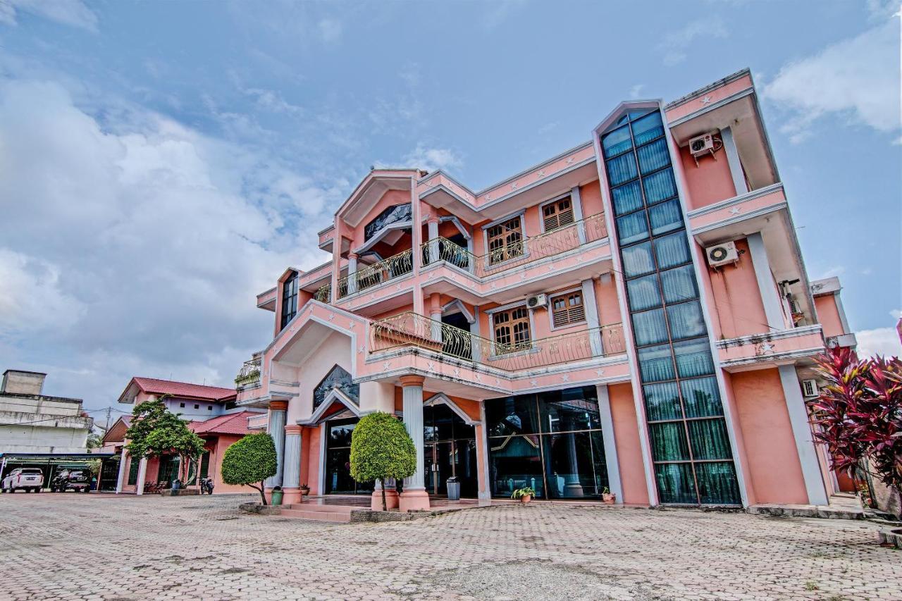 Oyo 92551 Netra Hotel Ujunbatu Exterior foto