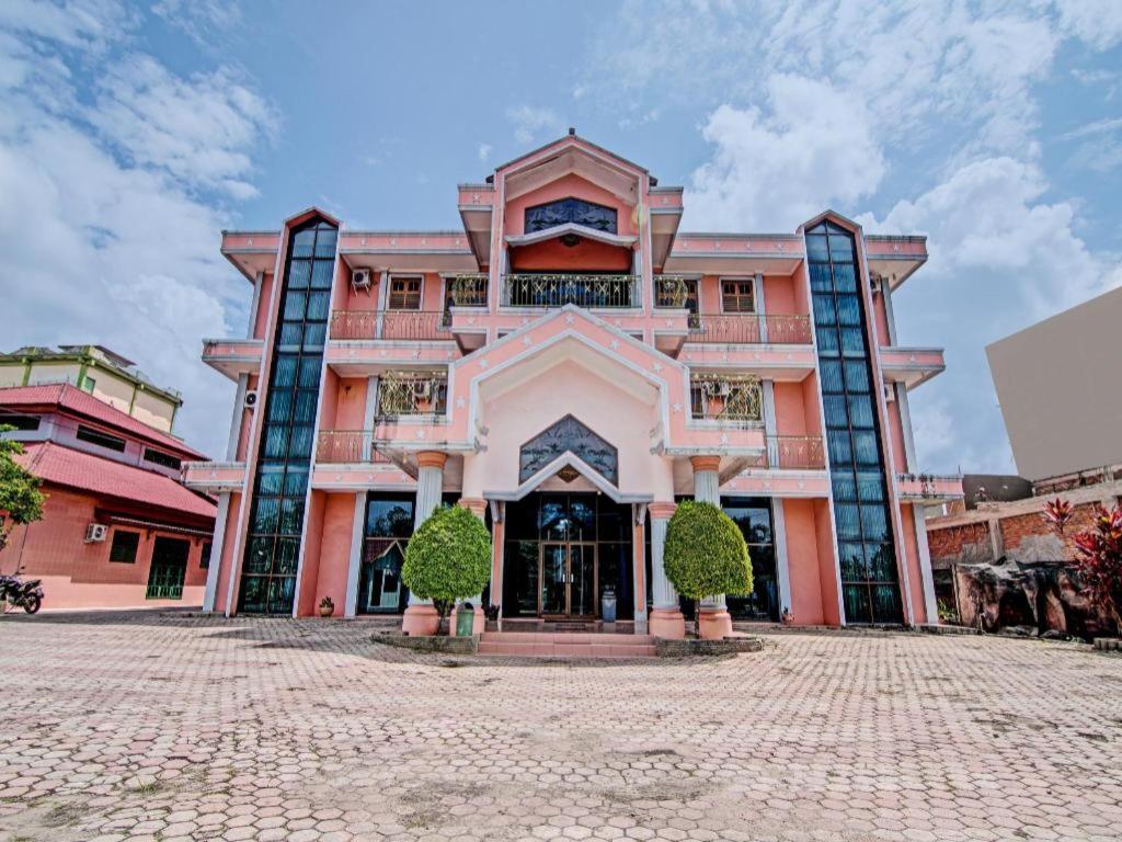 Oyo 92551 Netra Hotel Ujunbatu Exterior foto
