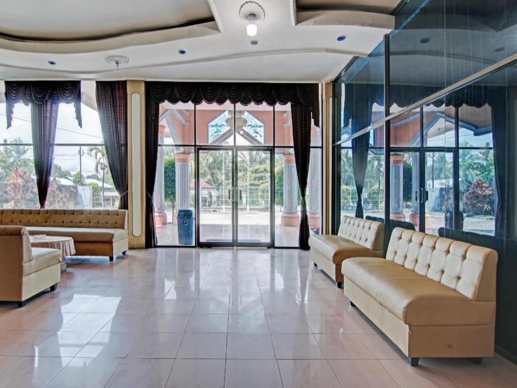 Oyo 92551 Netra Hotel Ujunbatu Exterior foto