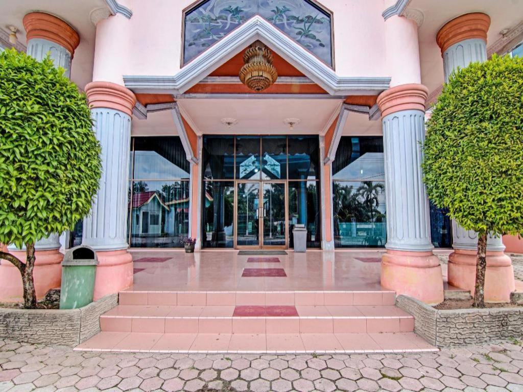 Oyo 92551 Netra Hotel Ujunbatu Exterior foto